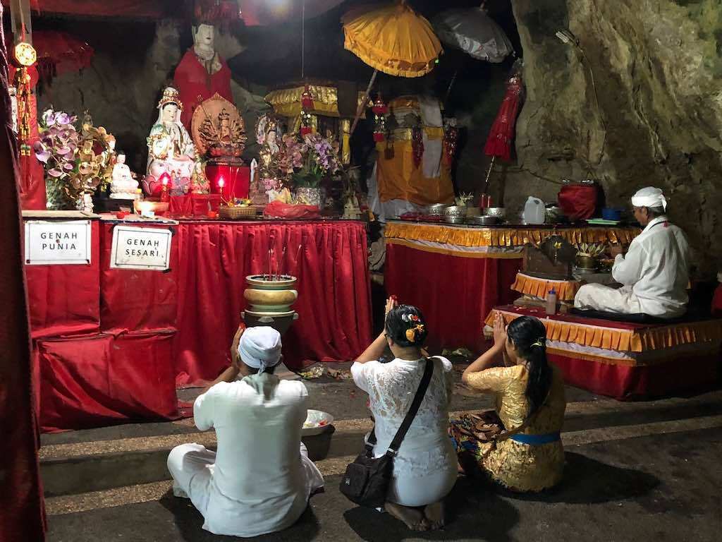 Upacara di Pura Goa Giri Putri Nusa penida Bali