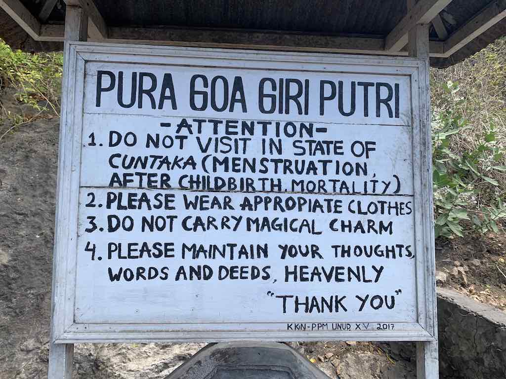 Aturan untuk masuk di pura Bali goa giri putri nusa penida