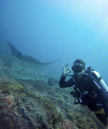 Diving with a Manta Ray in Nusa Penida Bali