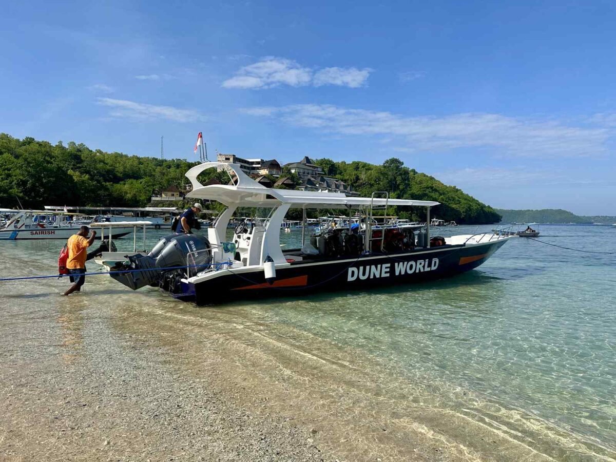 Nari Nari dive boat on Toyapakeh beach, Nusa Penida