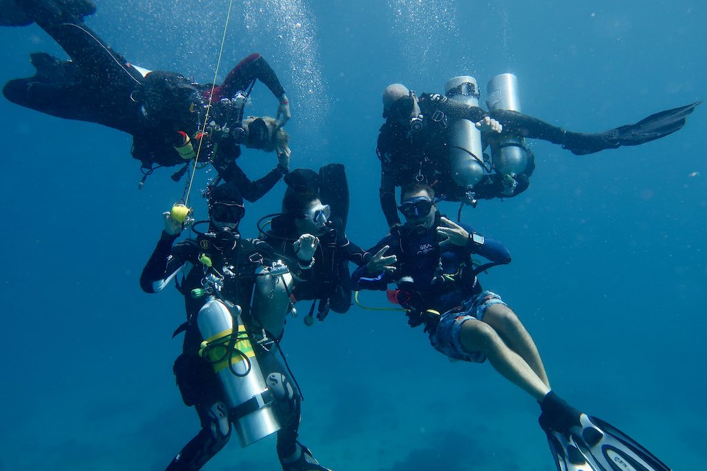 3 dive instructors and 2 divemasters warnakali Nusa Penida Bali