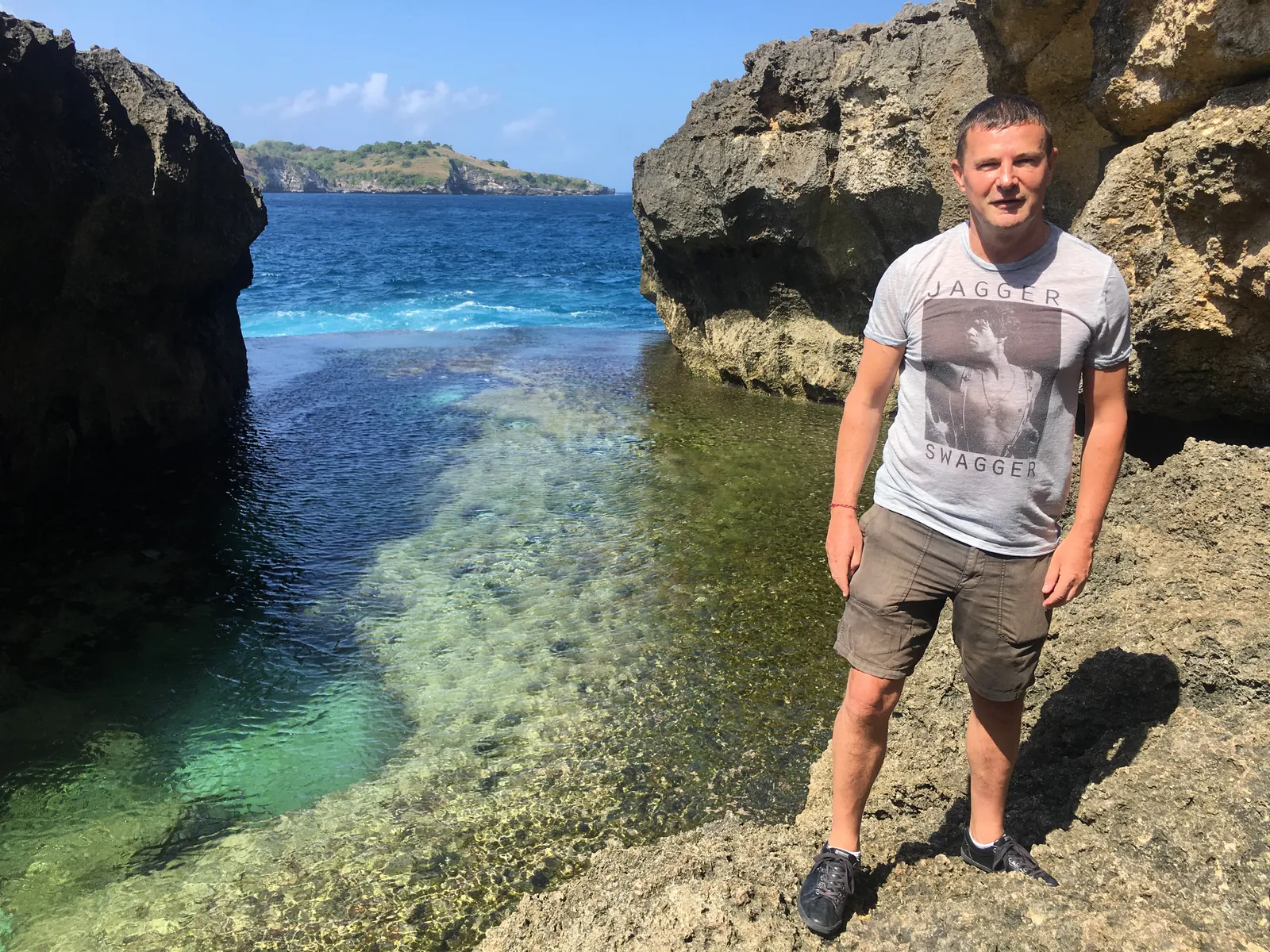 Blaise Jaeger di Angel's Billabong Nusa Penida pada Juli 2017 sebelum larangan berenang dan pagar dipasang