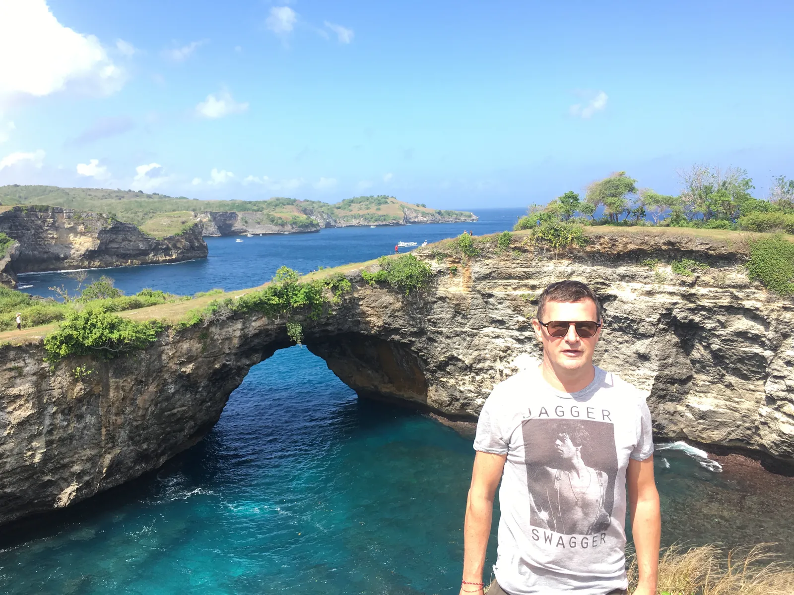 Blaise Jaeger di depan lengkungan Broken Beach Nusa Penida pada 14 Juli 2017