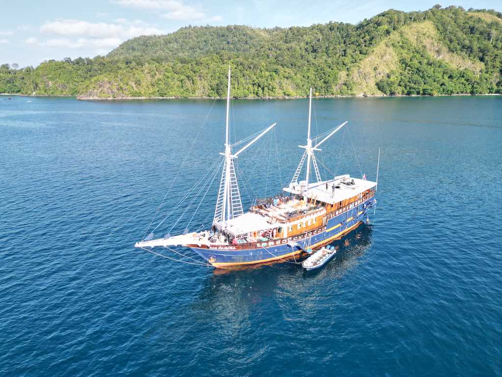 Liveaboard diving in Indonesia Dune Aurora