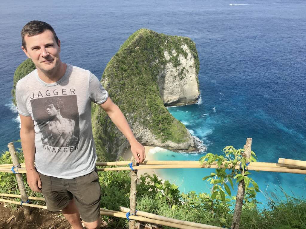 Blaise Jaeger di titik pandang T-Rex Kelingking Beach, Nusa Penida, April 2017