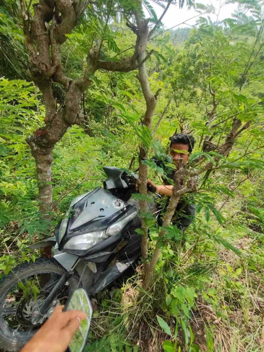 Kecelakaan motor karena gagal berhenti sebelum tikungan tajam di jalan curam Nusa Penida