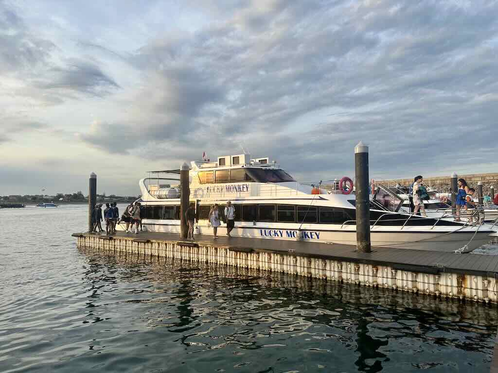 Barco Lucky Monkey de Maruti Express en el puerto de Sanur