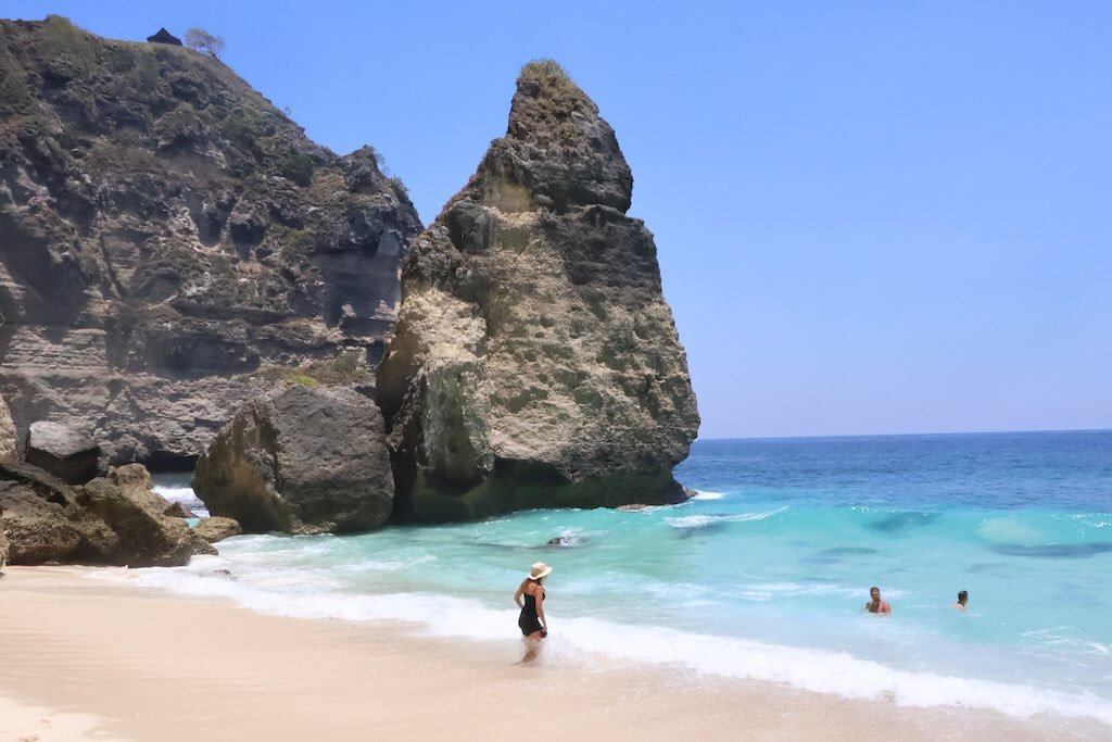 Papan larangan berenang di Diamond Beach, Nusa Penida, tempat ombaknya berbahaya