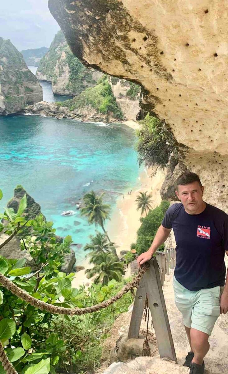 Penulis di tangga yang dipahat menuju Diamond Beach, Nusa Penida