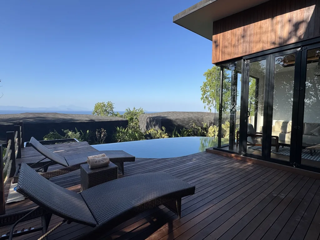 Piscina privada y terraza con tumbonas de la villa de un dormitorio en Adiwana Warnakali, sobre el estrecho de Badung, Nusa Penida