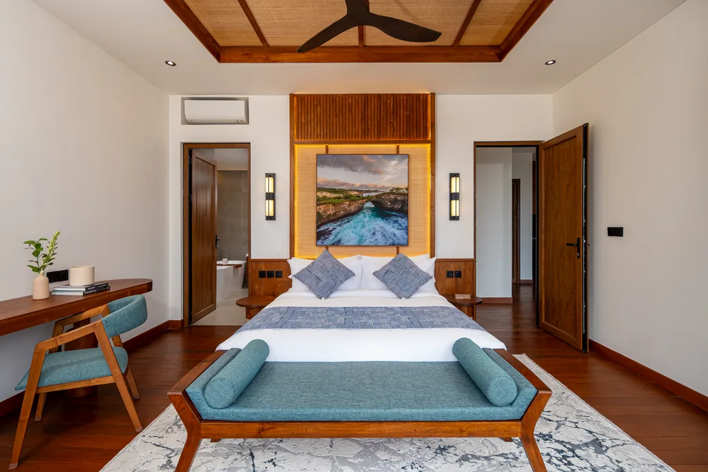 Dormitorio con baño propio y techo de madera tallada en una villa de 2 dormitorios con piscina privada, Adiwana Warnakali, Nusa Penida