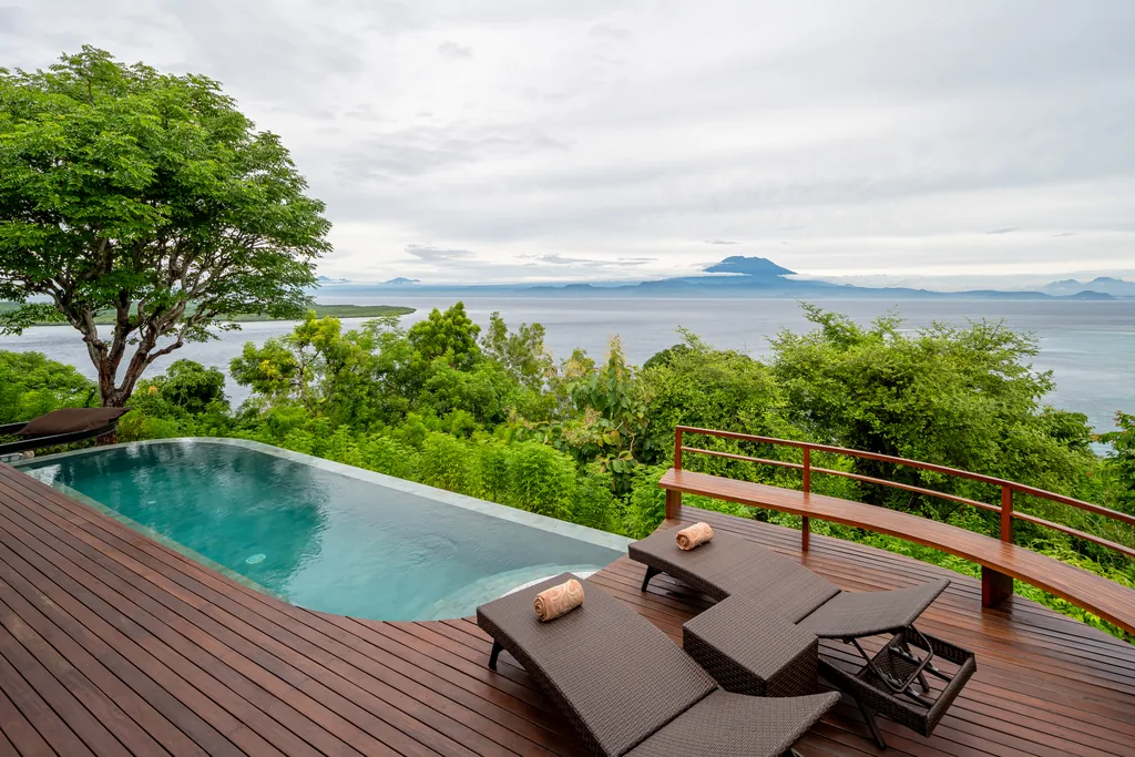 Piscina infinita privada y terraza de una villa de 2 dormitorios en Adiwana Warnakali, frente al monte Agung, Nusa Penida