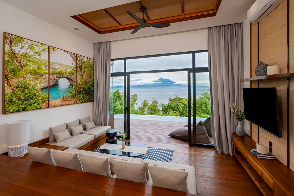 Salón de una villa de 2 dormitorios con piscina privada en Adiwana Warnakali, abierto a la terraza y al mar, Nusa Penida