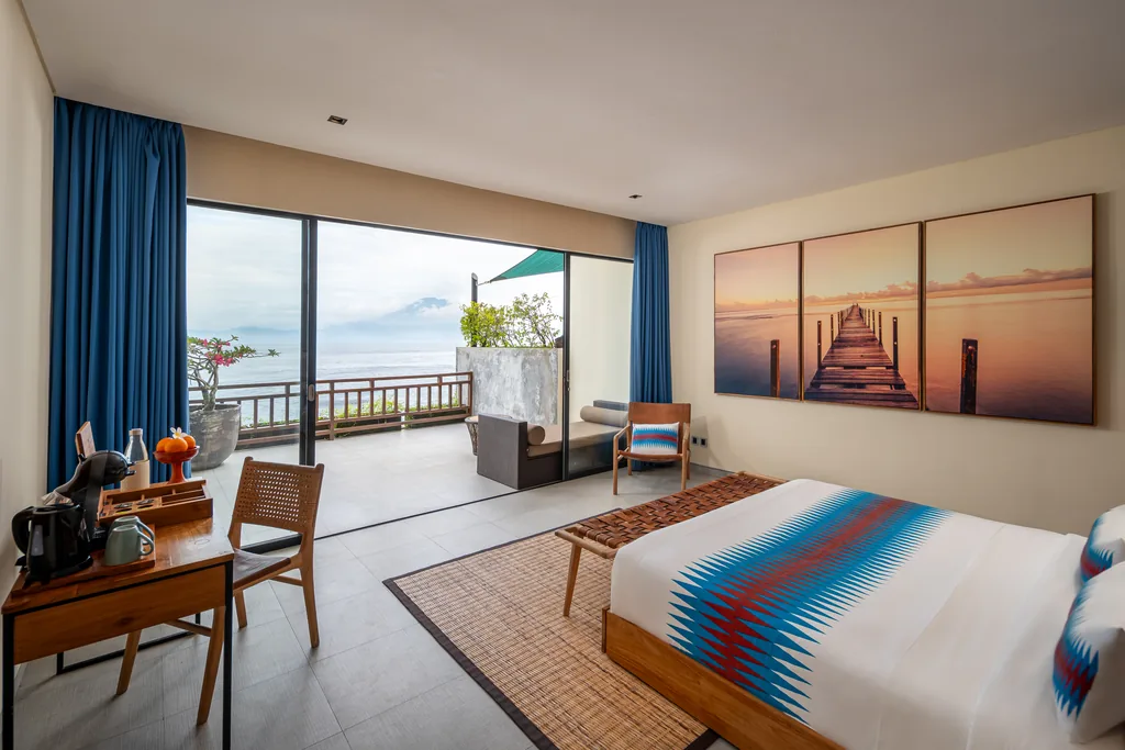 Ocean View Suite con balcón frente al mar y el monte Agung en el horizonte, Adiwana Warnakali, Nusa Penida