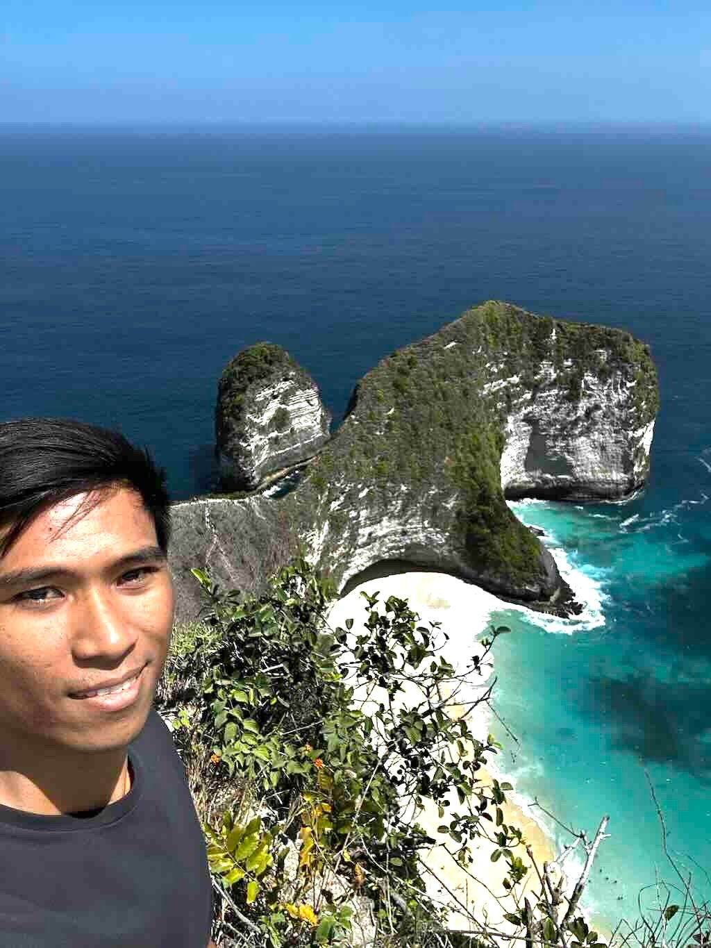 Roy at Kelingking Beach, your local contact for Nusa Penida tours from Lembongan