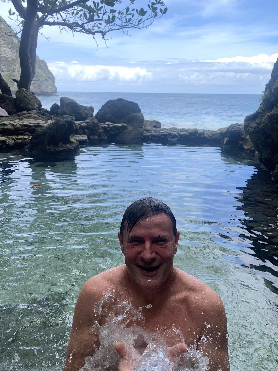 Blaise Jaeger berendam di kolam air laut alami di Temeling, Nusa Penida