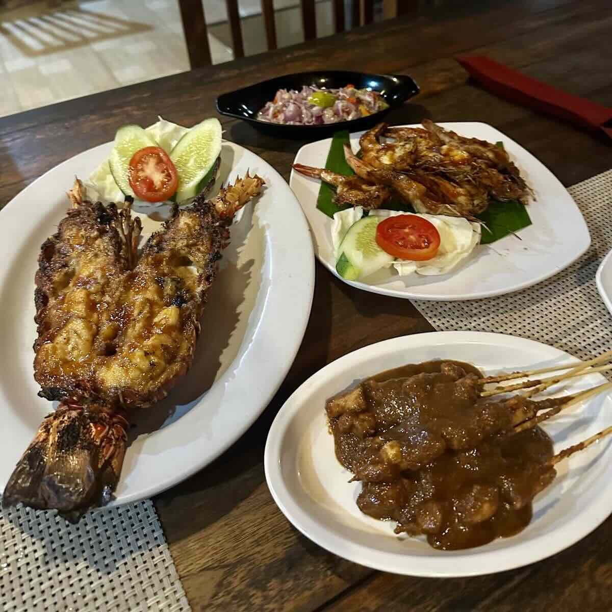 Lobster bakar, udang, dan sate di Warung Jungle di Sakti, Nusa Penida