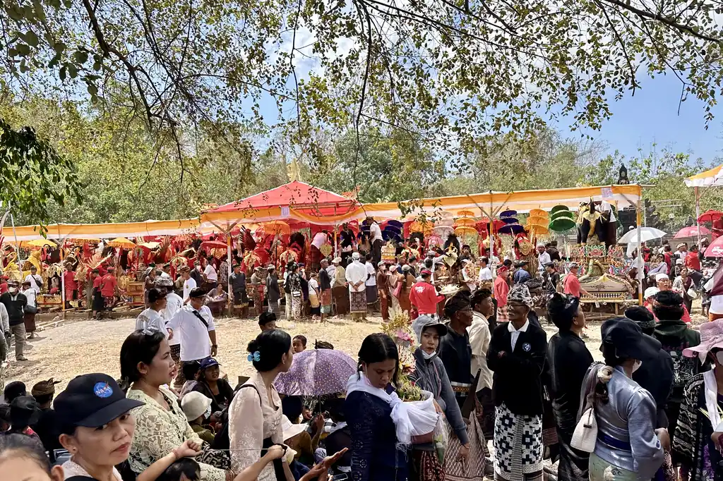 Families gathered around the petulangan shortly before the collective cremation in Sebunibus