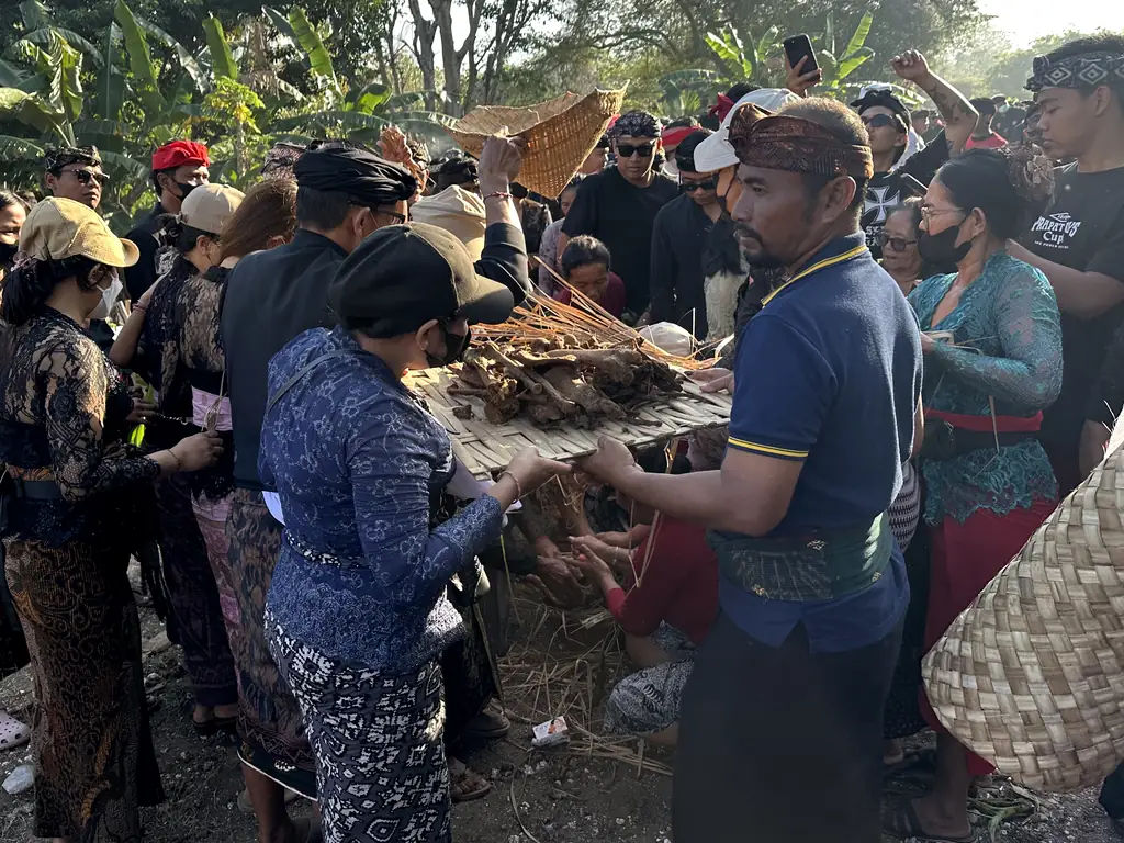 Family preparing cleaned remains after an exhumation in Sebunibus