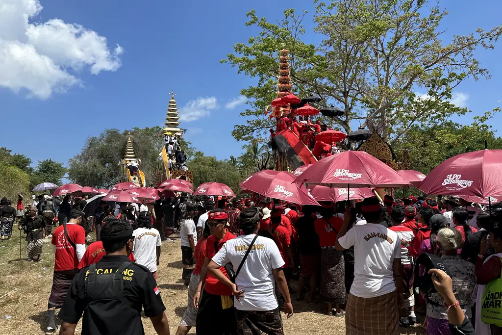 Collective Pitra Yadnya ceremony in Sebunibus with cremation towers and ceremonial parasols