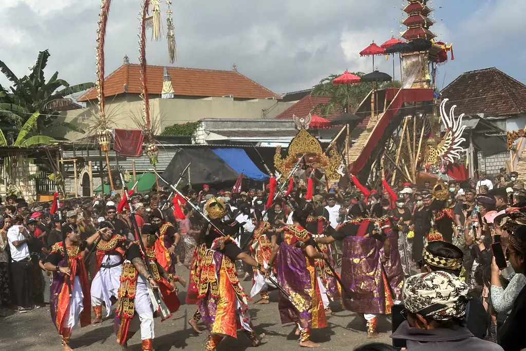 Traditional dancers performing during the collective Ngaben ceremony in Sebunibus