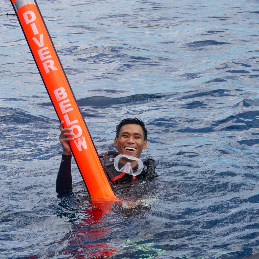 Roy, istruttore subacqueo di Dune Penida, in superficie con una boa SMB, Nusa Penida